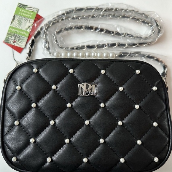 Badgley Mischka Medium
Quilted Camera Bag - Picture 3 of 4